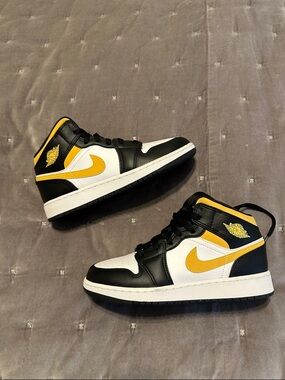 Air Jordan 1 Black & Yellow